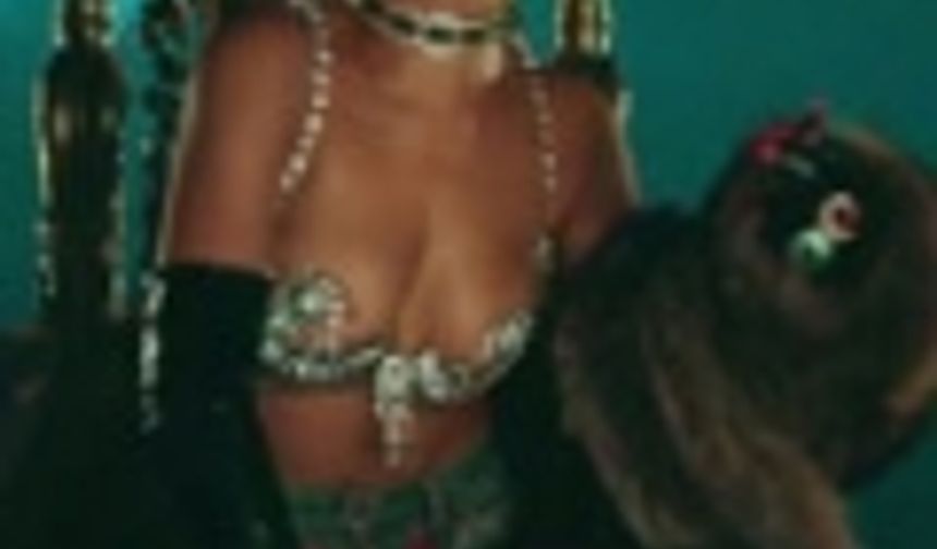 Rihanna'dan Erotik Klip - Pour It Up (Explicit) 